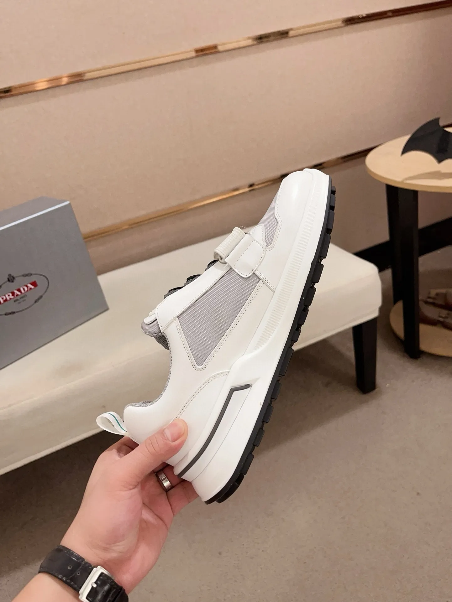 Factory price 620💰 ✔️✔️✔️Higher version High-quality new PRADA (Prada) counters are launched simultaneously. New men's shoes and 😘fabric are made of high-tech glue-spraying technology. Lining: Full cowhide lining. 👍🏿 High-end ☄️ air-cushion molded anti-slip rubber outsole, exquisite lines, simple and elegant, comfortable and high-end for leisure travel. Code number: 38 to 44 (45 is custom-made and cannot be returned or exchanged)